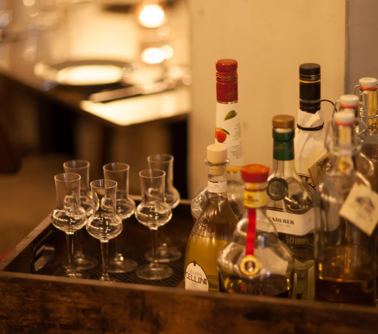 Weine, Gläser und warme Lichtstimmung im Restaurant
