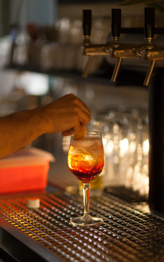 Ein Aperitif entsteht an der Bar