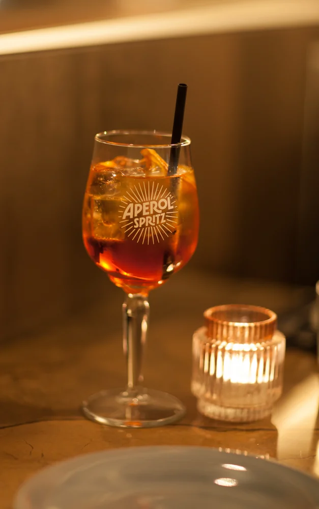 Aperol Spritz bei Kerzenlicht