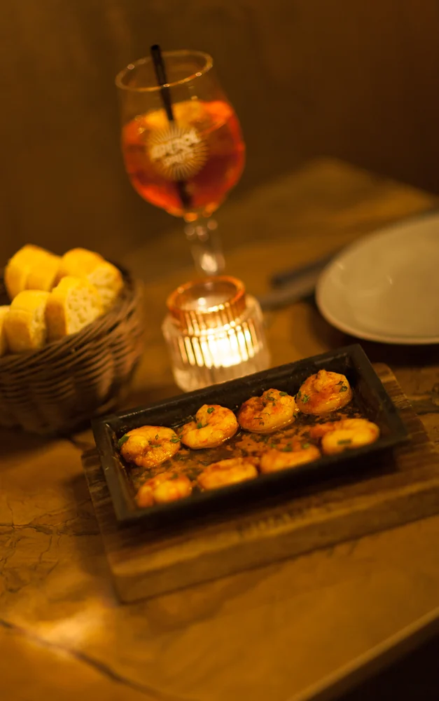 Gambas am gedeckten Tisch