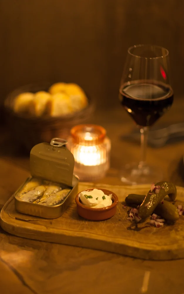 Tapas und ein Glas Rotwein