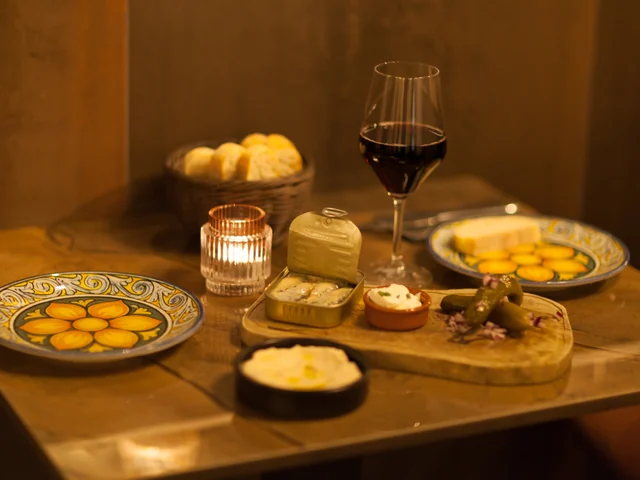 Tapas, Rotwein und Kerzenlicht