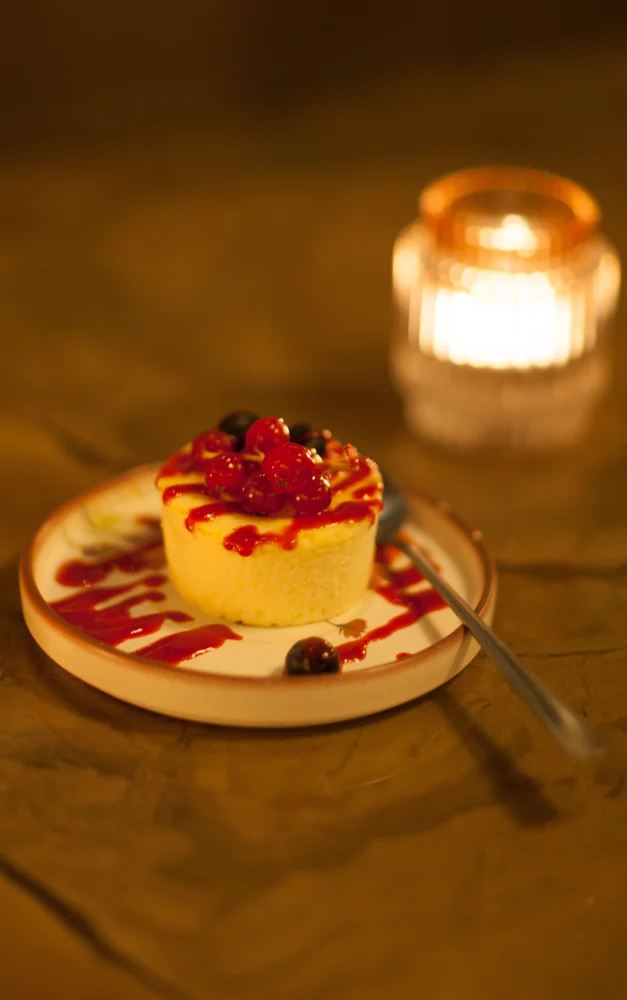 Cheesecake am gedeckten Tisch