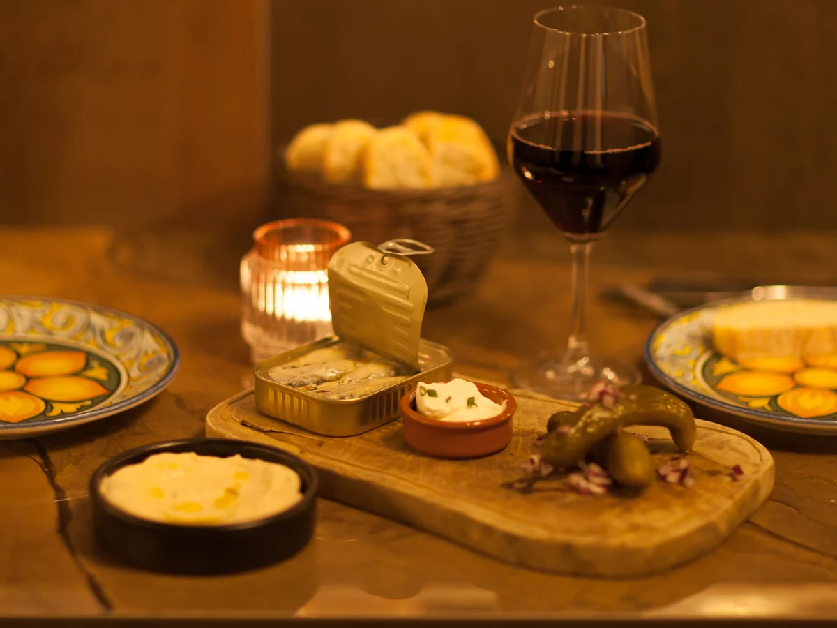 Mediterrane Tapas zum Teilen mit Rotwein und Kerzenlicht